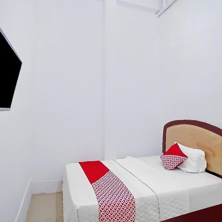 Oyo 90387 Sepakat Guest House Medan Kültér fotó