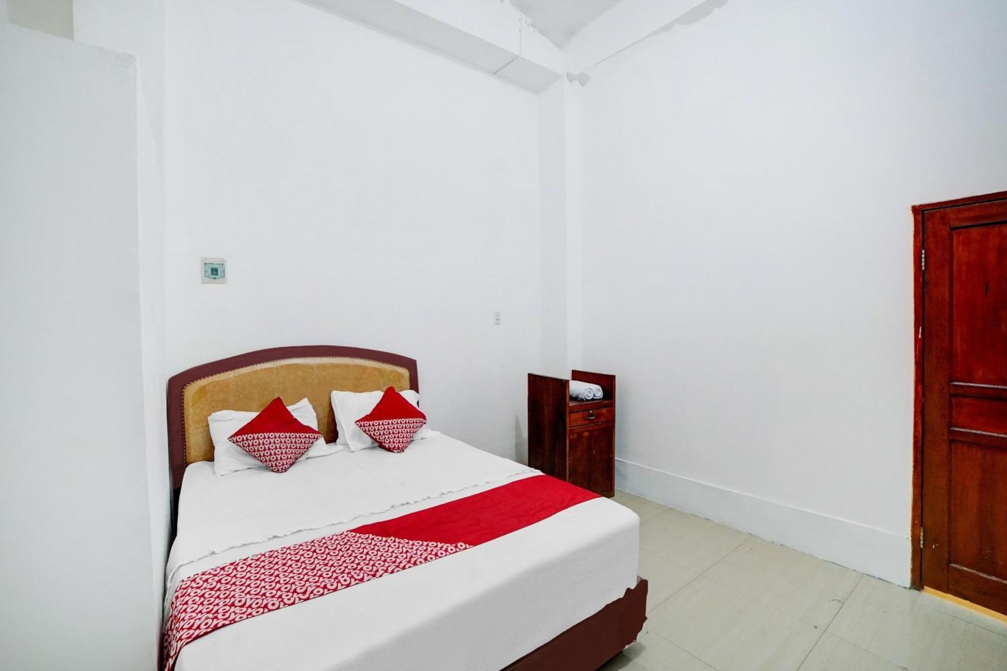 Oyo 90387 Sepakat Guest House Medan Kültér fotó