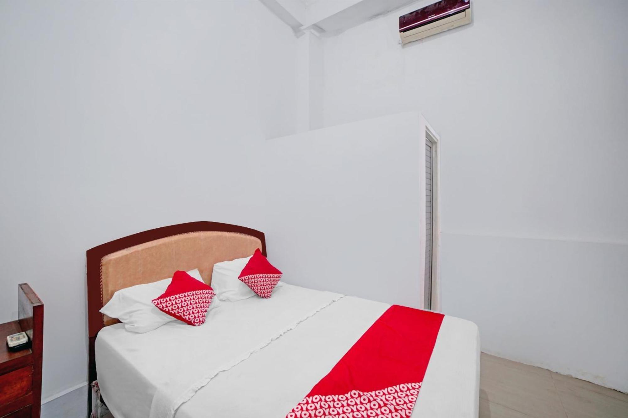 Oyo 90387 Sepakat Guest House Medan Kültér fotó