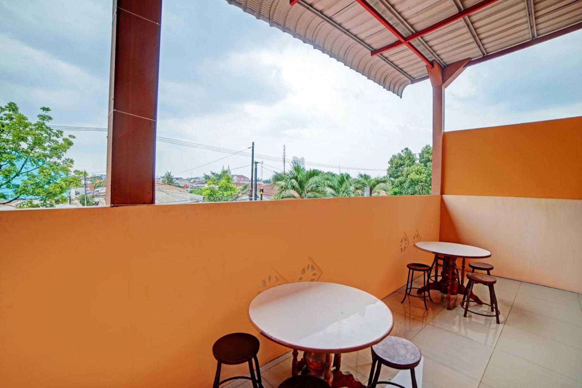 Oyo 90387 Sepakat Guest House Medan Kültér fotó