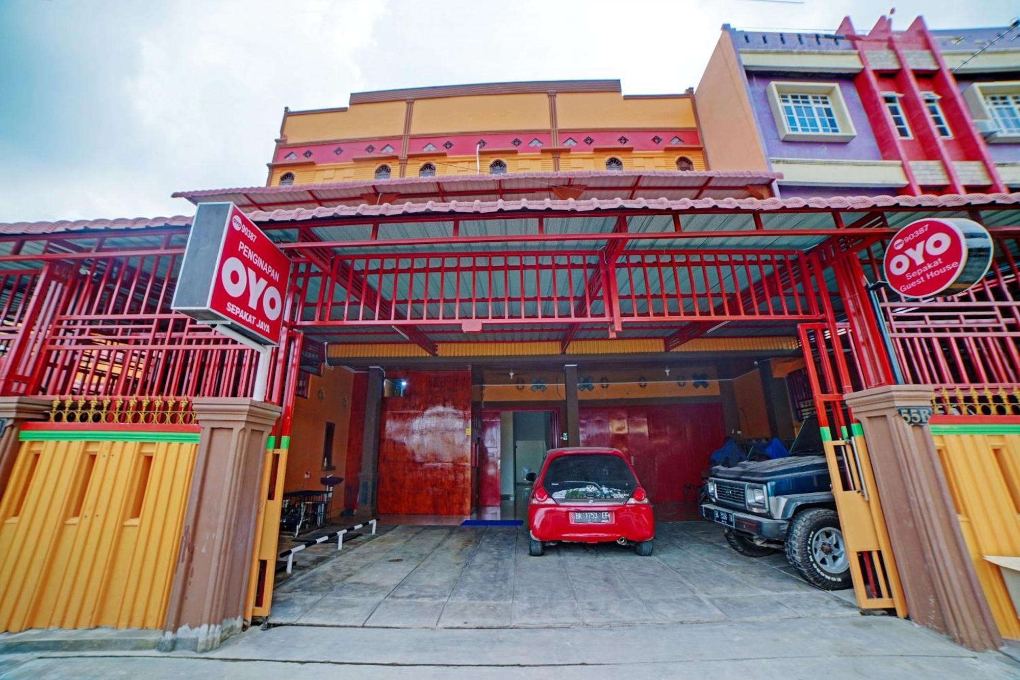 Oyo 90387 Sepakat Guest House Medan Kültér fotó
